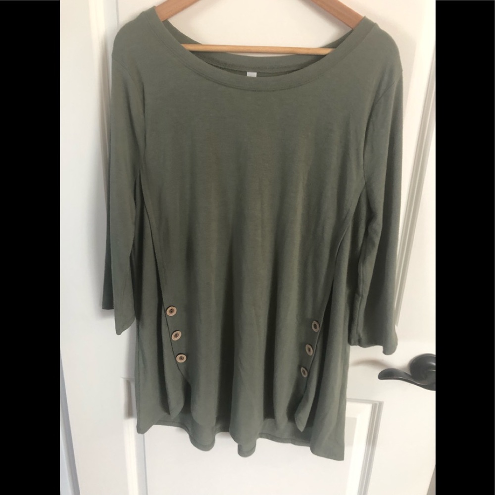 3/4 length sleeve shirt with 3 button detail